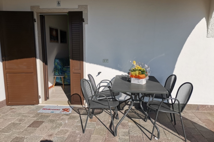 Terrasse mit Wohnungseingang