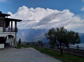 Hausansicht, der Monte Baldo versteckt sich im Wolkenmeer