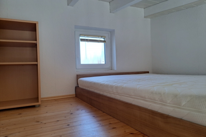 Hochbett bietet Platz für 2 weitere Personen 
Bett 140x200 sie kann Mithilfe einer faltbaten Treppe erreicht werden