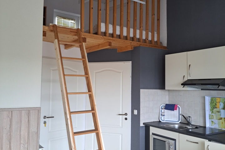Hochbett auf eigene Gefahr nutzbar.
Die Treppe ist aushängbar und kann auch bei nicht nutzen weggestellt werden.