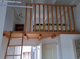 Hochbett auf eigene Gefahr nutzbar.
Die Treppe ist aushängbar und kann auch bei nicht nutzen weggestellt werden.