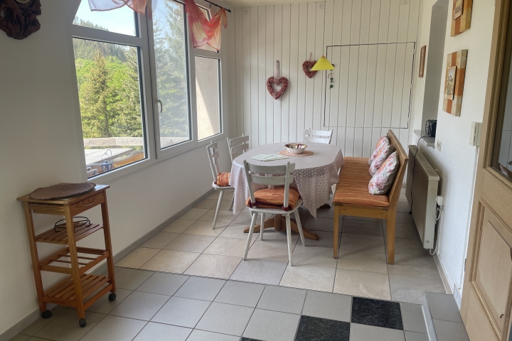 Essecke mit großem Tisch, der sich auch noch ausziehen lässt.