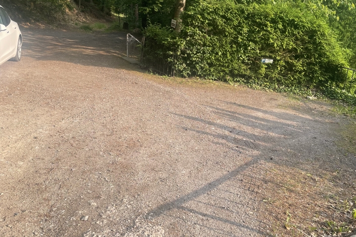 Autostellplatz oberhalb des Hauses