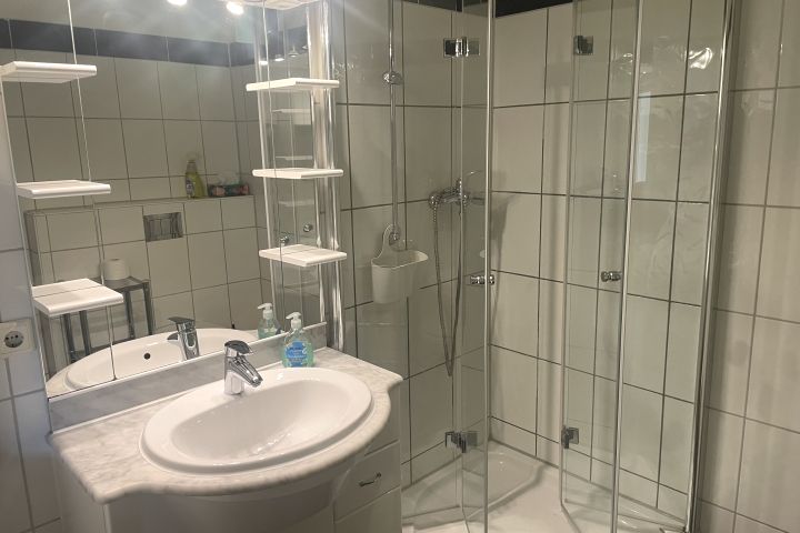 Geräumiges Bad in der unteren Etage.