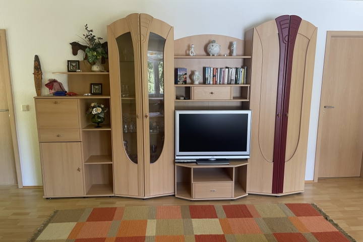 Wohnzimmer mit Türen zu den Schlafzimmern