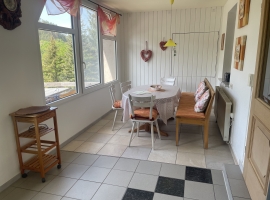 Essecke mit großem Tisch, der sich auch noch ausziehen lässt.