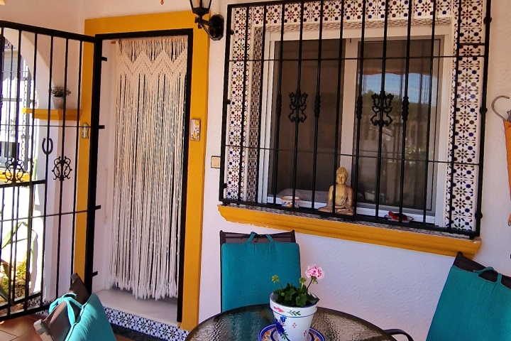 Sitzplatz auf der überdachten Terrasse vor dem Haus.