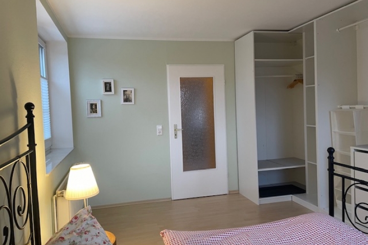 Schlafbereich 1  mit offenem Kleiderschrank