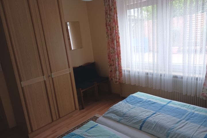 Schlafzimmer 1