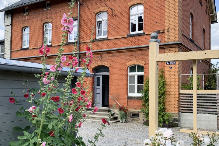 Bahnhof Frauenstein SCHLOSSBLICK | Straßenansicht mit Hauseingang