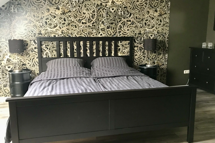großes Doppelbett im Hauptschlafzimmer