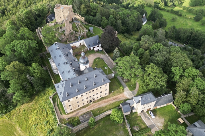 Schloß mit Burgruine Frauenstein