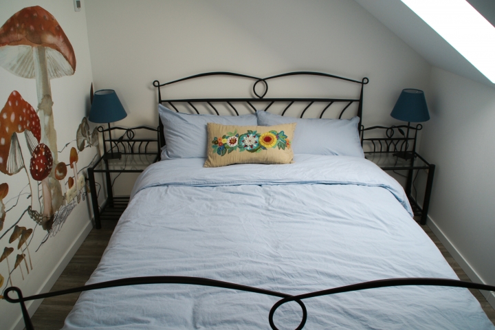 kleines Doppelbett im Pilzzimmer