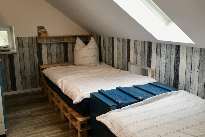 Einzelbetten im blauen Zimmer