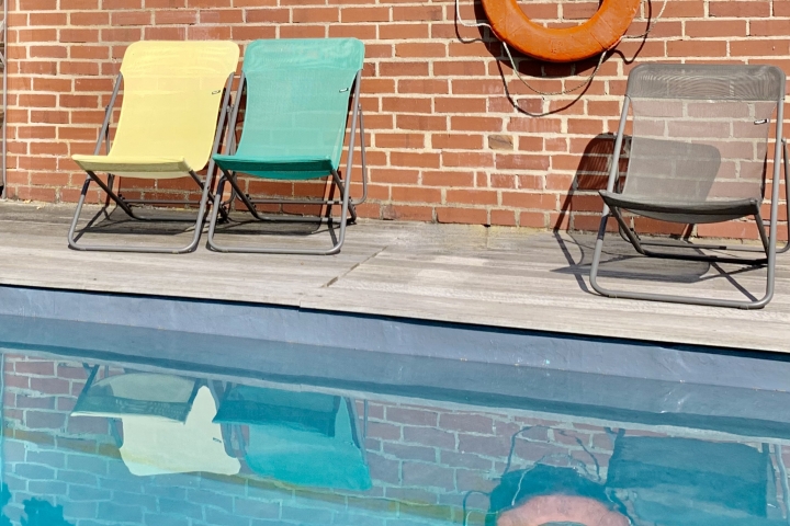Pool mit Sonnenliegen