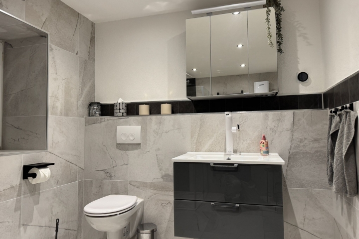 Badezimmer mit Dusche