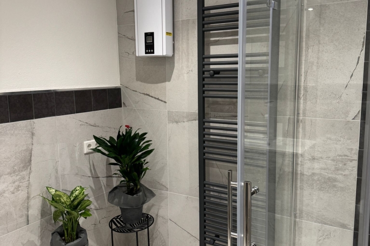 Badezimmer mit Dusche 