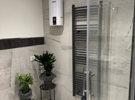 Badezimmer mit Dusche 