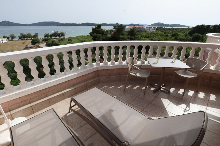 FeWo Lovorka Vodice Kroatien | Terrasse mit Blick zum Meer, Insel und Strand