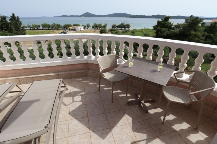 Terrasse mit Tisch, Stühlen, Liegestühlen
