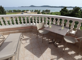 Terrasse mit Tisch, Stühlen, Liegestühlen
