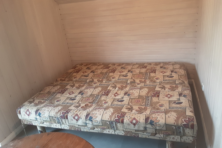 ausgeklappte Schlafcouch im Wohnbereich