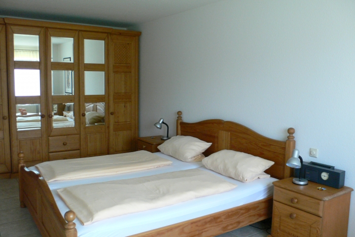 Schlafzimmer mit Doppelbett
