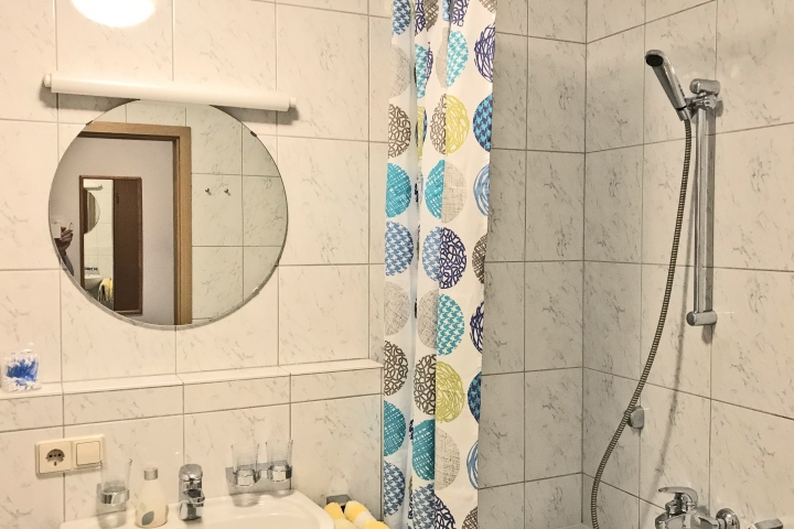 Badezimmer mit Wannen/Duschbad