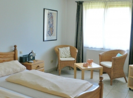 Schlafzimmer mit Sitzgruppe