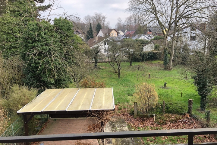 Blick auf den Garten vom Balkon