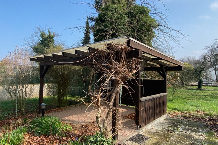 Gartenlaube mit Gartenmöbeln