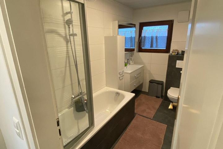 1, Badezimmer mit Dusche/Badewanne