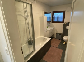 1, Badezimmer mit Dusche/Badewanne