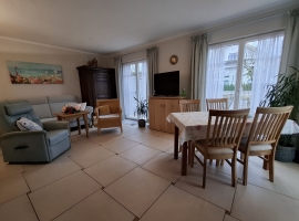 Gemütliche Couchgarnitur im Wohnbereich