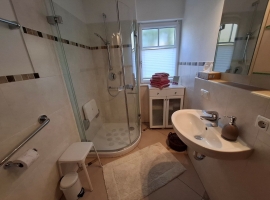 Gemütliches Bad mit WC und Fenster - seniorengerecht