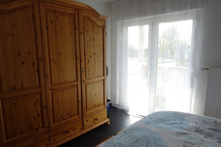 Schlafzimmerschrank und Zugang zur Dachterrasse