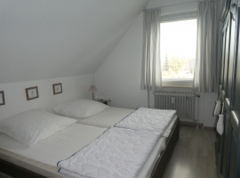 Schlafzimmer mit Doppelbett