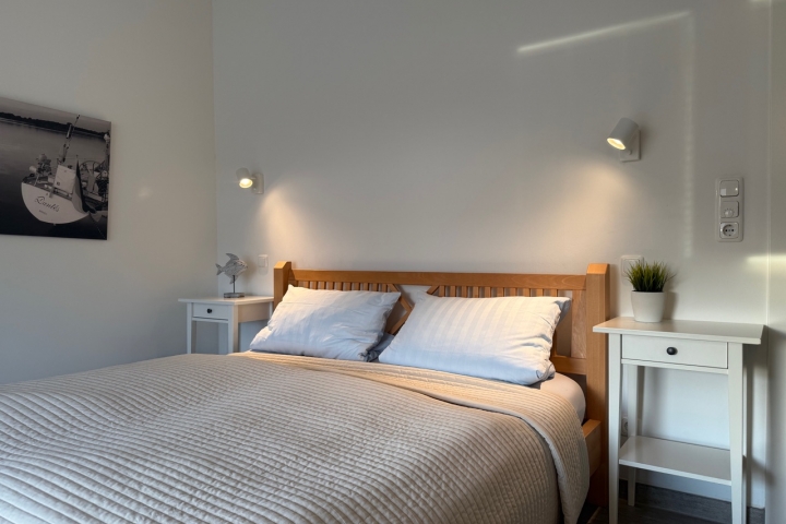 1. Schlafzimmer mit Doppelbett, Blick zur Schlei