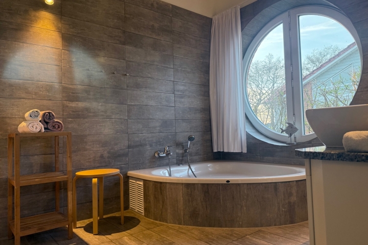 Badezimmer mit Whirlpoolwanne