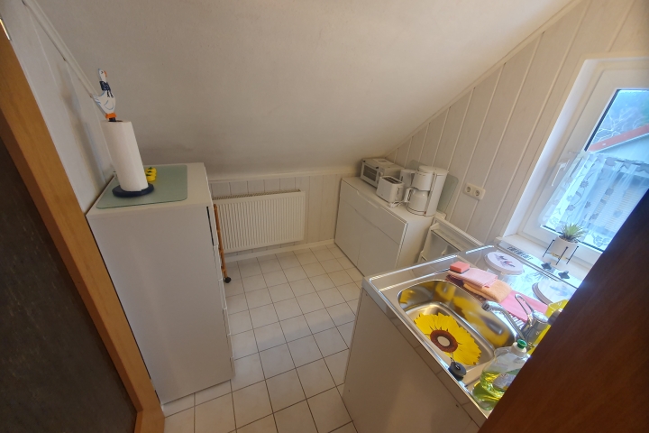 Kleinküche mit Dachschräge (Wohnung 3)