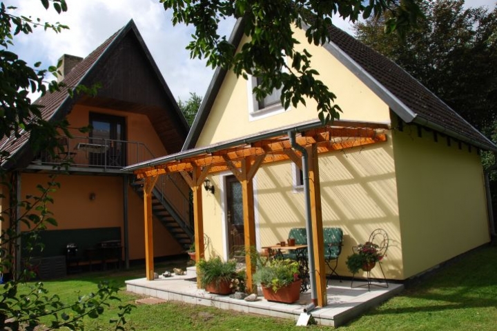 Frienhaus und Wohnung im Hintergrund