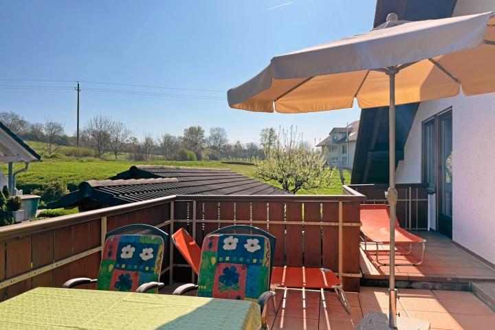 grosser Balkon mit Aussicht zum Golfplatz