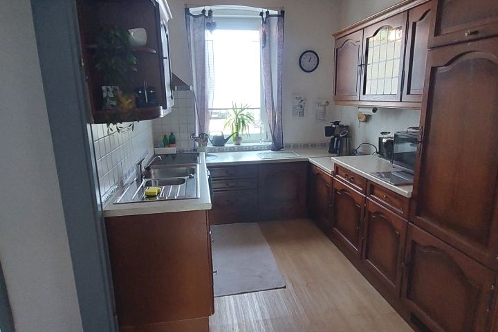 vollausgestattete Küche mit Microwelle, Cerankochfeld mit Backofen, Wasserkocher, Toaster, Eierkocher, Spülmaschine, Kühlschrank mit Gefrierfach, B