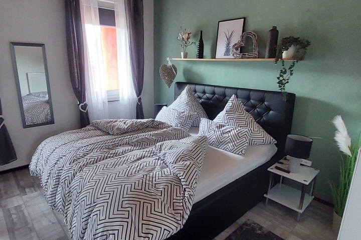 großes Schlafzimmer mit 1,80 Bett