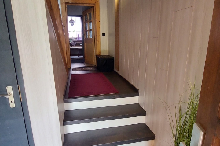 Treppenhaus mit Eingangstür Ferienwohnung