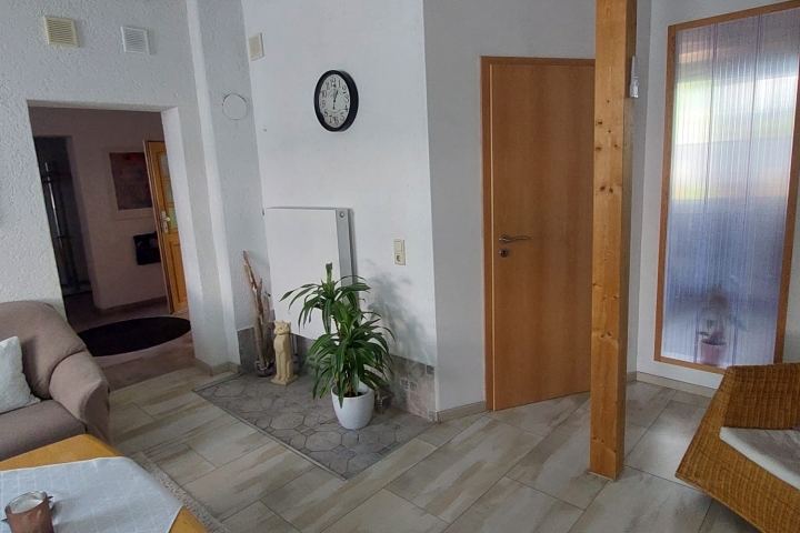 Wohnzimmer mit Tür zum kleinen Schlafzimmer