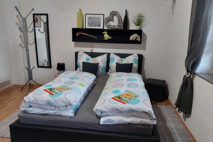 kleines Schlafzimmer mit 1,40 Bett