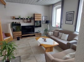Wohnzimmer mit Internetfähigen Fernseher, Netflix, Prime Video, Internetradio, Bücher, Spielesammlung