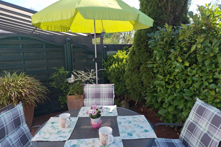 Terrasse mit Gartenmöbeln