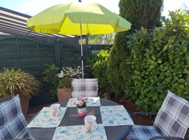 Terrasse mit Gartenmöbeln